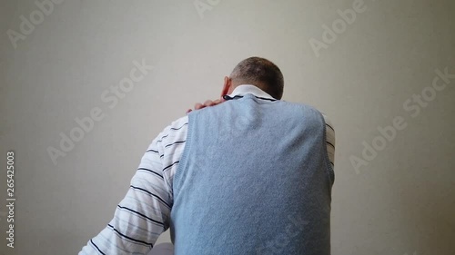 肩こりが気になるおじいちゃん