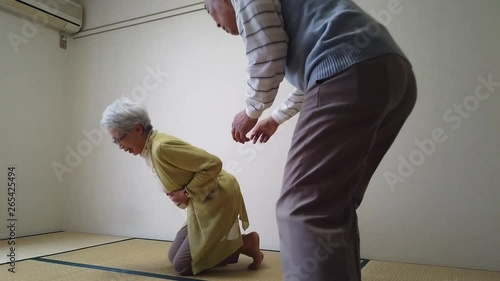 倒れこむおじいちゃんと駆け寄るおばあちゃん