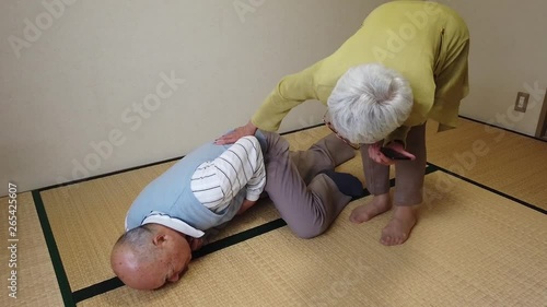 倒れこむおじいちゃんと駆け寄るおばあちゃん