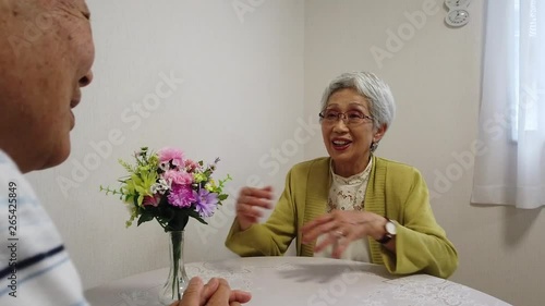 おじいちゃんとおばあちゃんが仲良くおしゃべり