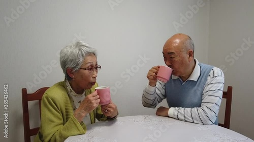 仲良くお話をするおじいちゃんとおばあちゃん