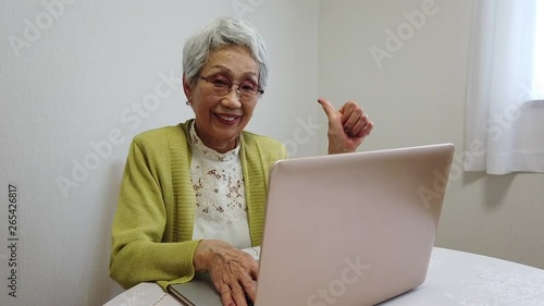 パソコンを操作するおばあちゃん