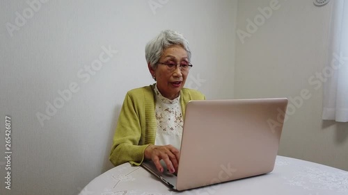 パソコンを操作するおばあちゃん