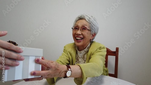 プレゼントをするおばあちゃん