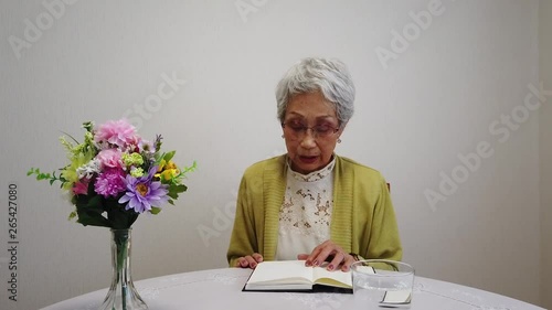 読書をするおばあちゃん