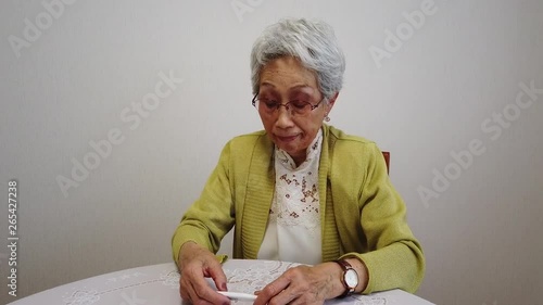 熱を測るおばあちゃん