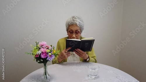 読書をするおばあちゃん
