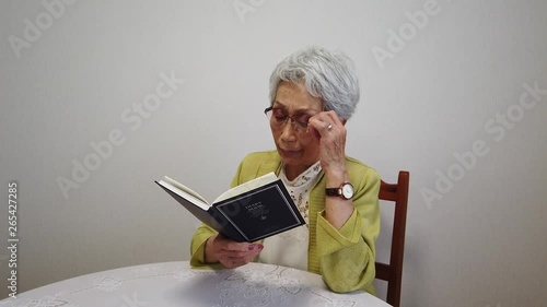 読書をするおばあちゃん