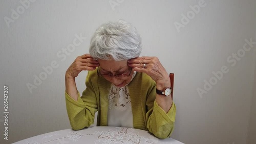 頭痛を訴えるおばあちゃん