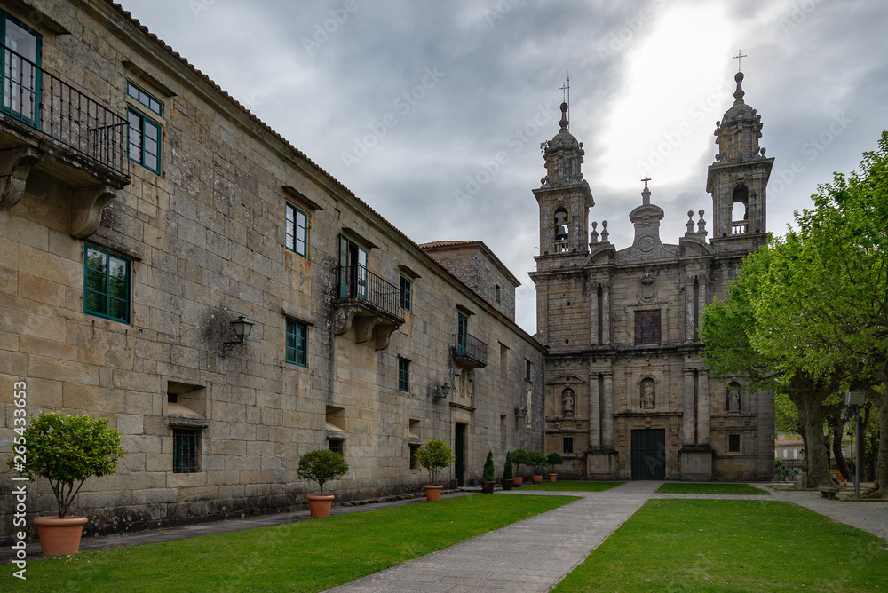Monasterio con hórreo  de San Xoan de Poio ,Pontevedra  en España
