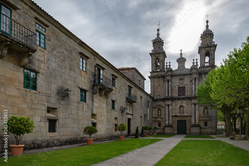 Monasterio con hórreo  de San Xoan de Poio ,Pontevedra  en España