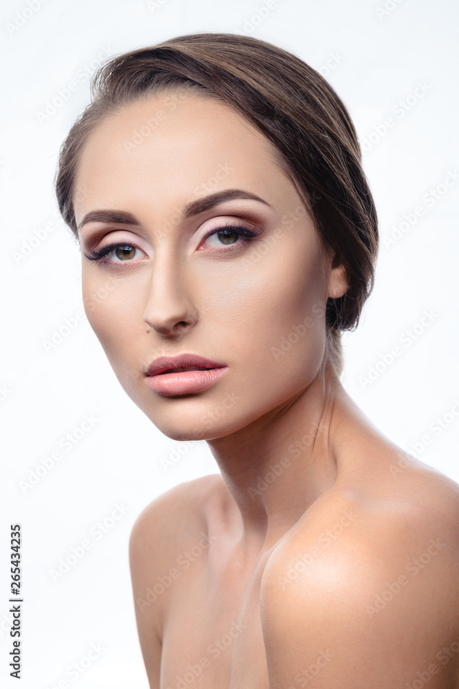 Obraz premium Glamour portrait of young beautiful fashion woman posing with professional makeup and hairstyle. Fashion brunette girl over white background.