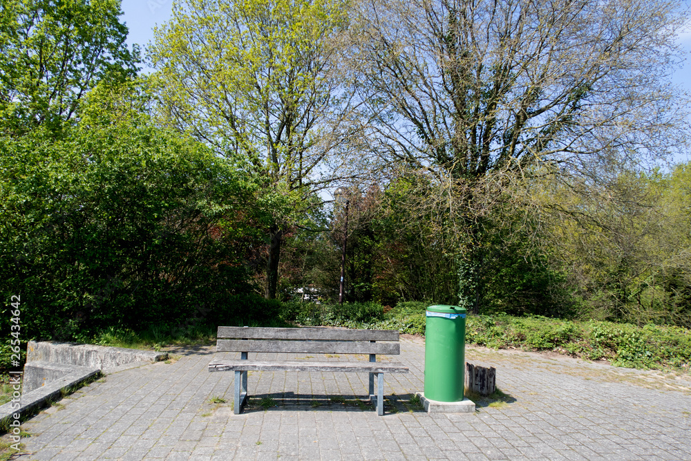 blick auf die bank und einen ruheplatz in geeste emsland deutschland fotografiert während eines spaziergangs in der natur an einem sonnigen tag blick auf die bank und einen ruheplatz in geeste emsland deutschland fotografiert während eines spaziergangs in der natur an einem sonnigen tag