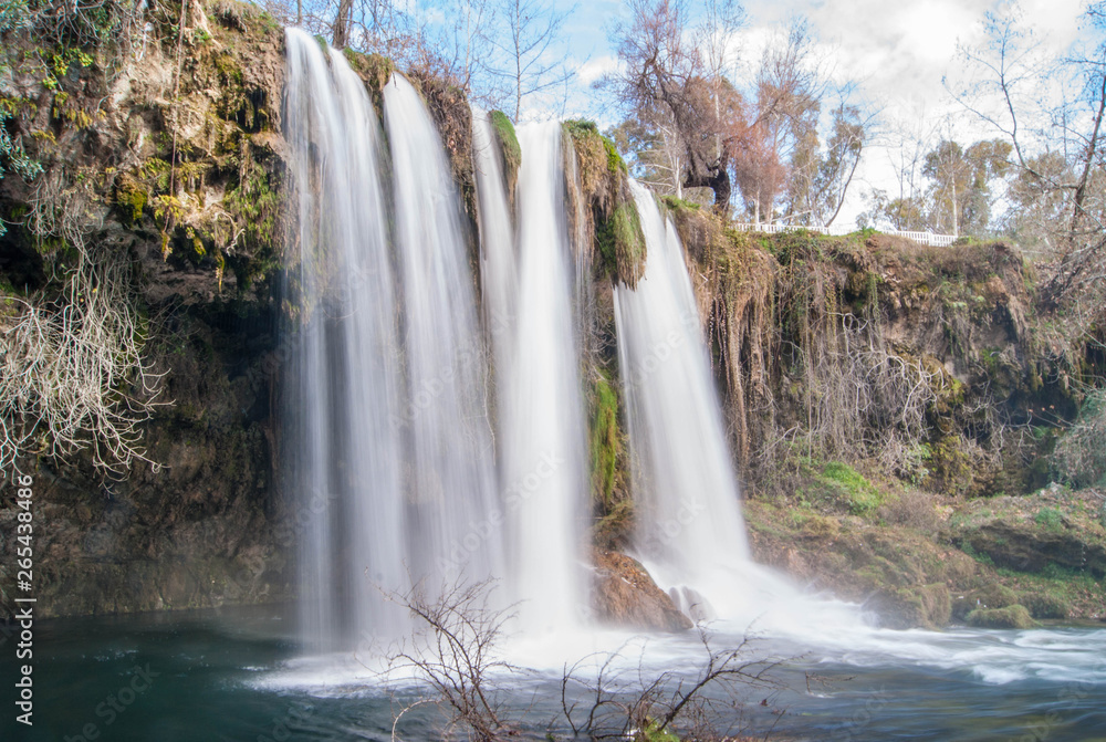 Fototapeta premium Сильные потоки водопада