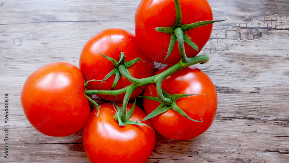 Tomaten auf Holzbrett Tomaten auf Holzbrett