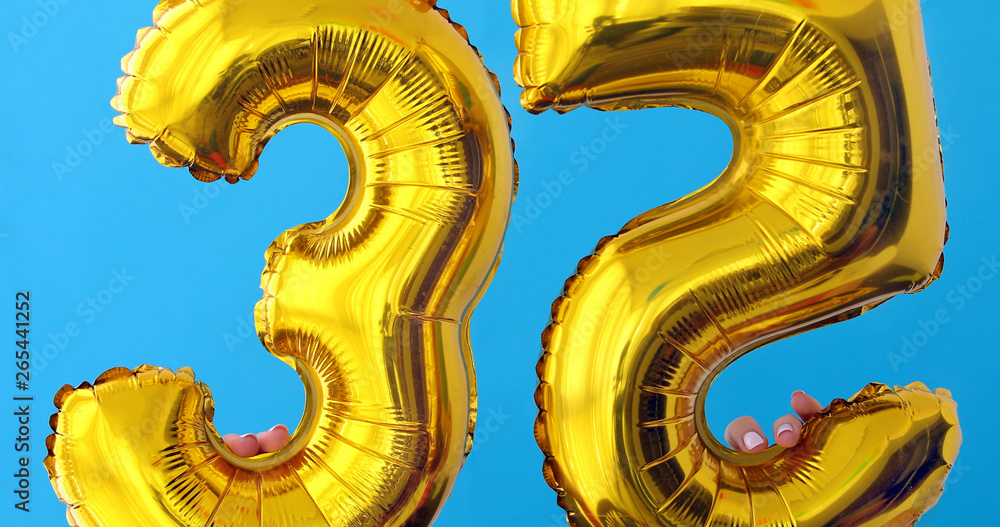 Obraz premium Gold foil number 35 celebration balloon on a blue