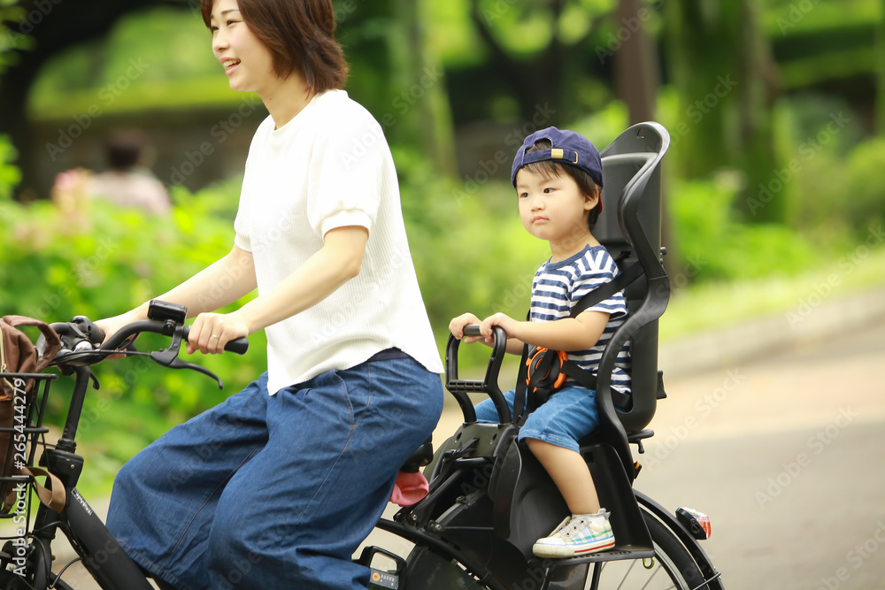 Obraz premium 自転車に乗る親子