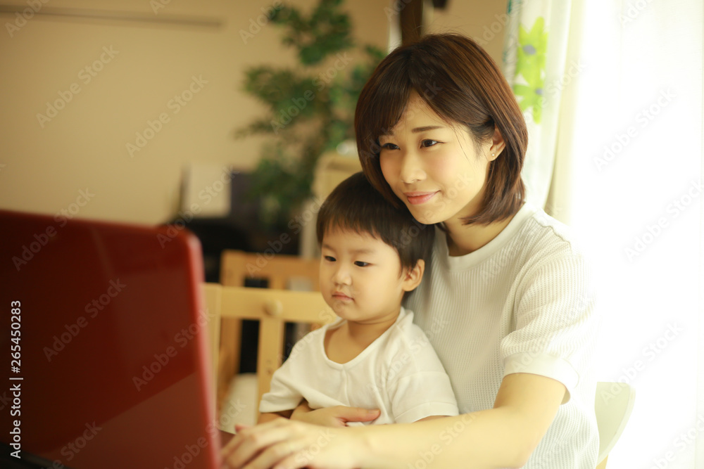 パソコンを使う親子 パソコンを使う親子
