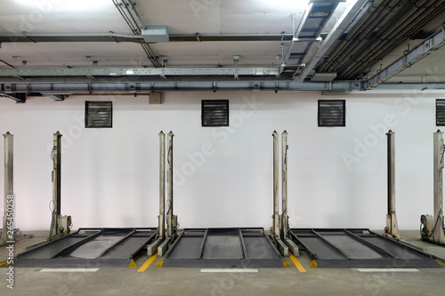 Front view hydraulic machine for lifting car to park in double stack inside a building