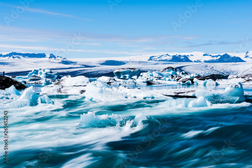アイスランドの氷河湖 © 遼 伊藤