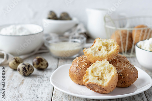 Cottage cheese buns on quail eggs and rice flour as a useful alternative to bread