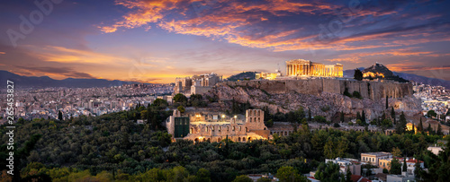 Panorama der beleuchteten Akropolis von Athen, Griechenland, nach Sonnenuntergang am Abend