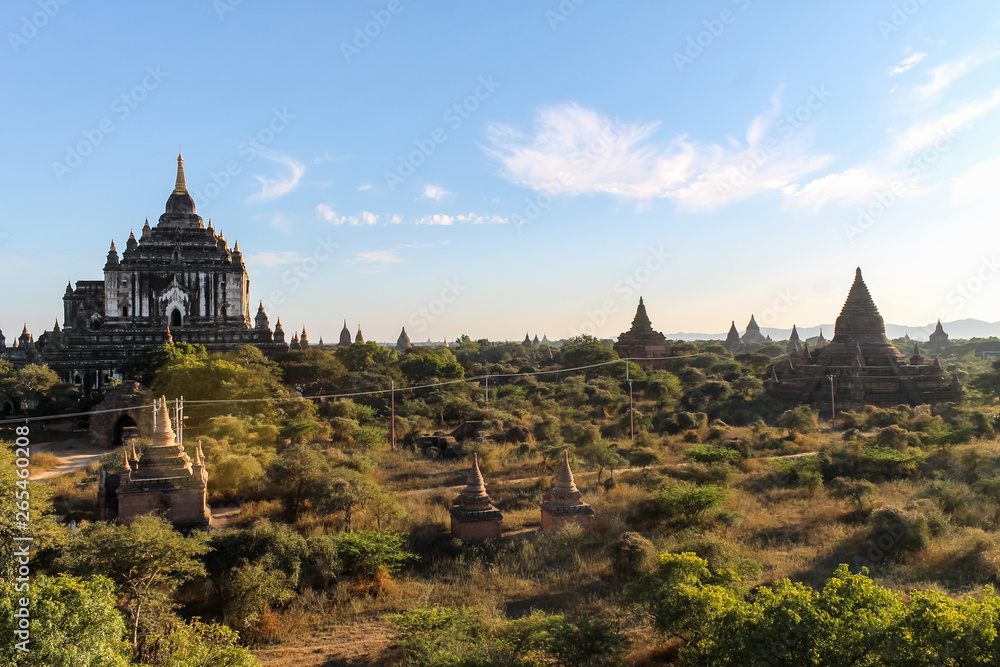 Fototapeta premium Views of the Temples, Stupas and Payas of Bagan, Myanmar
