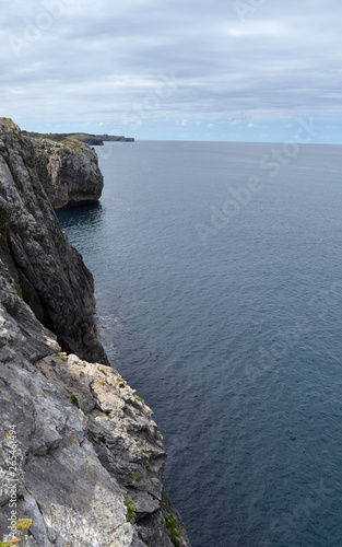 Acantilado de la playa de Gulpiyuri Asturias