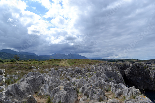 Acantilado en la playa de Gulpiyuri Asturias