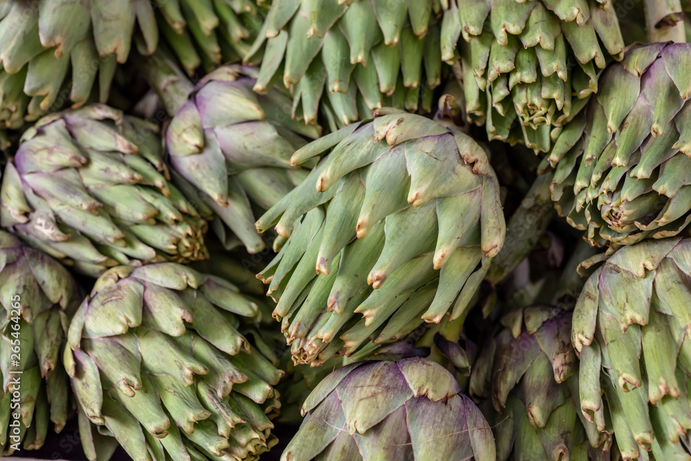 Obraz premium Organic artichokes in the market