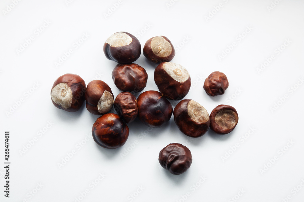 Obraz premium glossy chestnuts on white background
