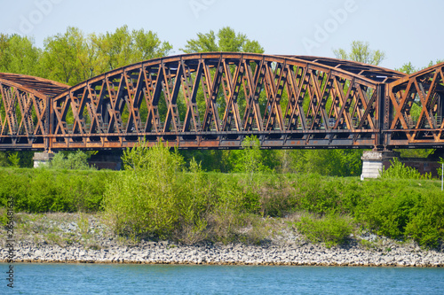 Alte Stahlfachwerk Brücke von Winterdorf über den Rhein nach Frankreich © HeiSpa