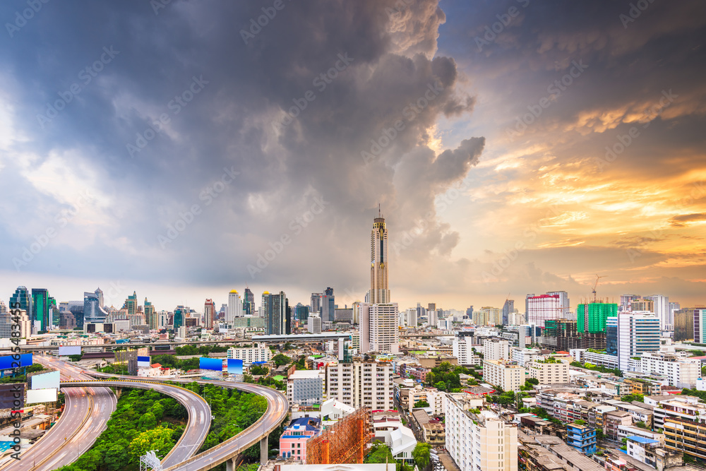 Obraz premium Bangkok, Thailand skyline from Ratchathewi District