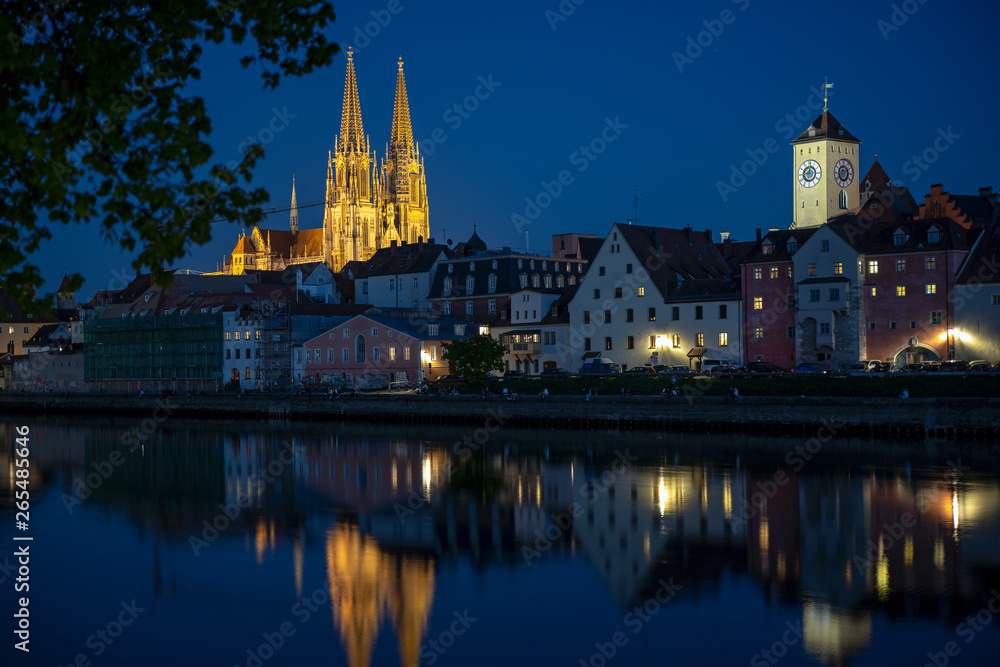 Alktstadt und Dom in Regensburg zur blauen Stunde