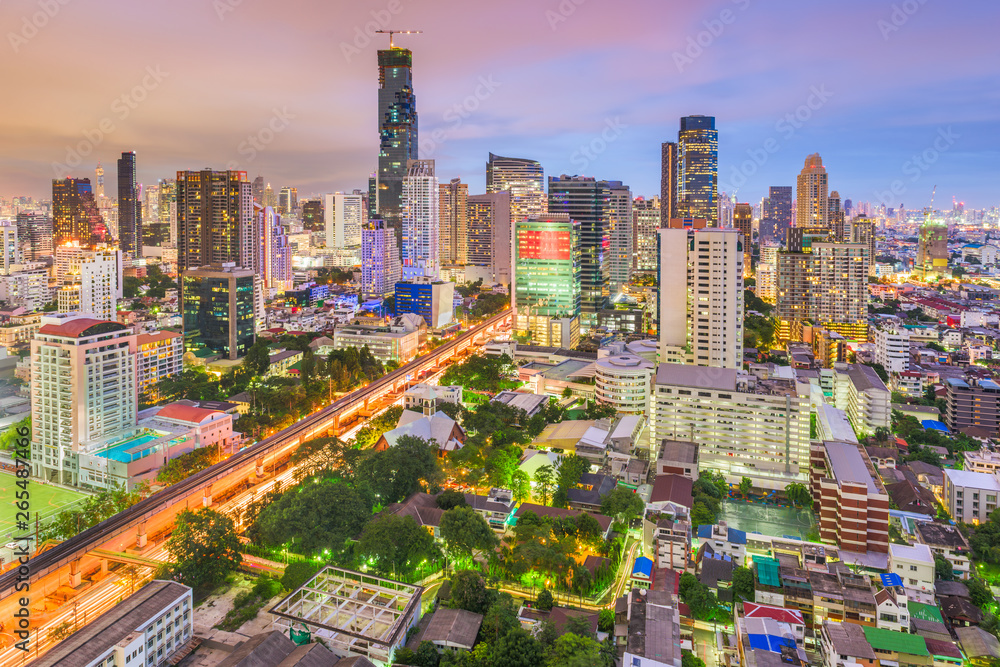 Naklejka premium Bangkok, Thailand city skyline at dusk.