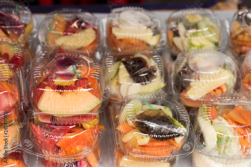 Obst und Gemüse verpackt am Markt in Bali