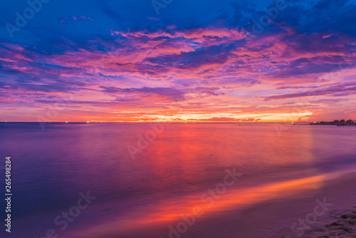 Beautiful tropical sunset © Dmitriy