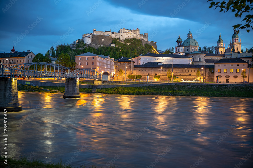 Obraz premium Stare miasto Salzburga i twierdza Hohensalzburg wieczorem