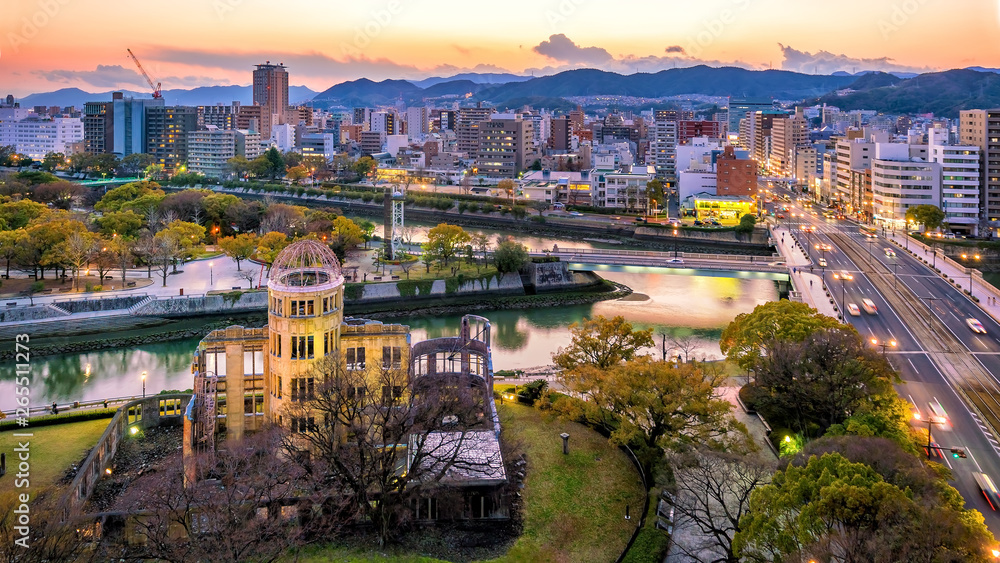 Fototapeta premium View of Hiroshima skyline with the atomic bomb dome