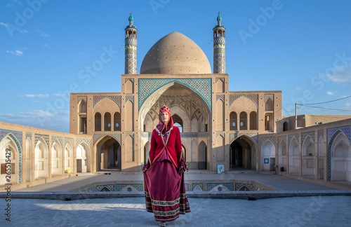 Fotografía beautiful young iranian lady in a mosque