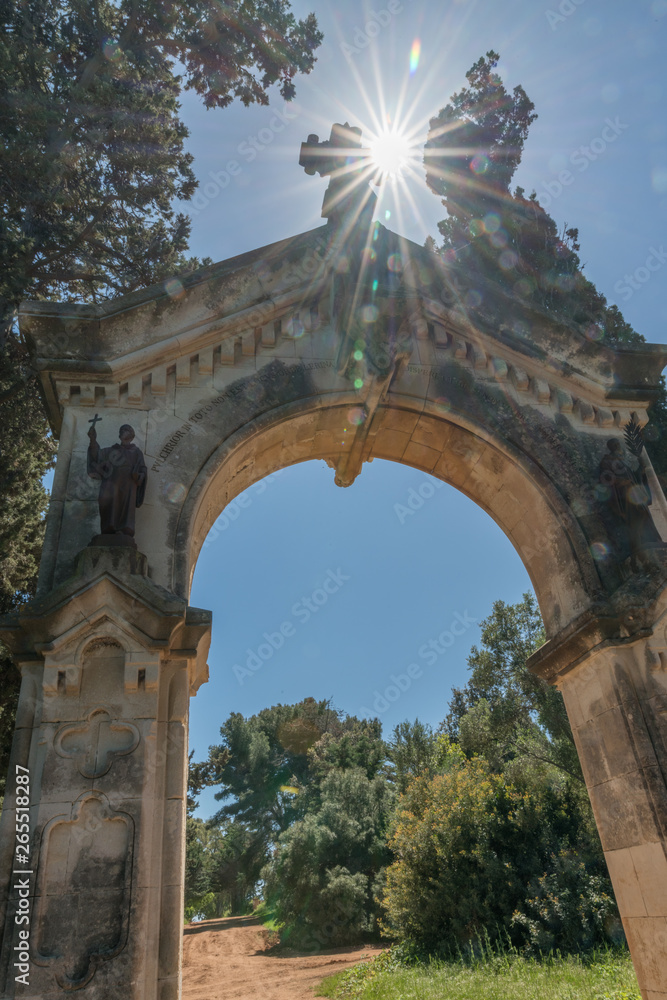 rayon de soleil sur une porte en pierres rayon de soleil sur une porte en pierres