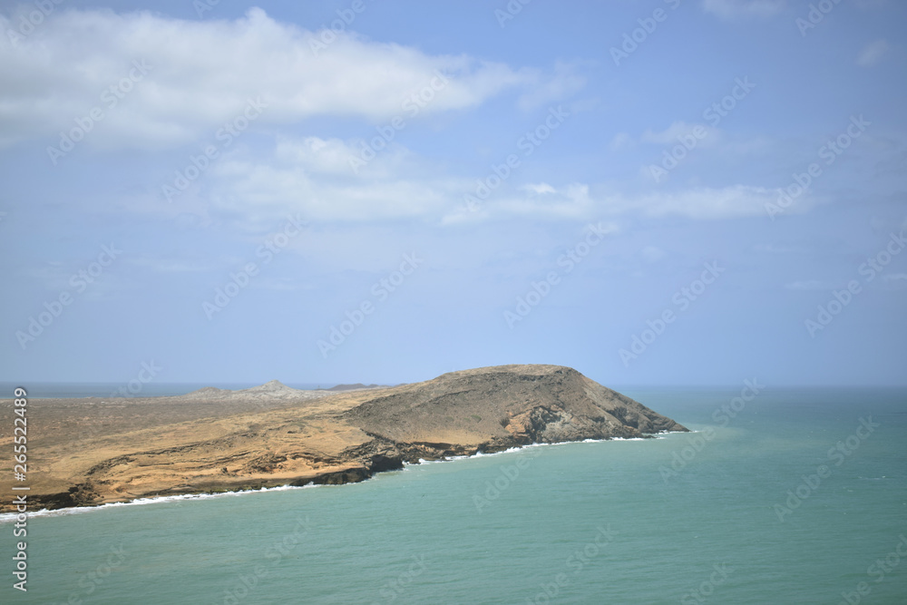 Fototapeta premium Paisaje Roca sobresaliendo en el mar