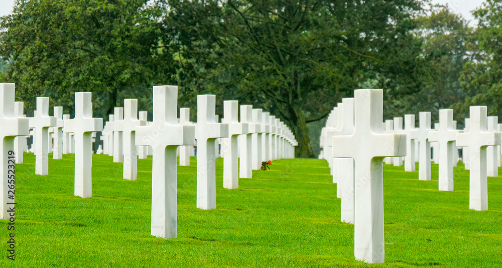 5940_White_crosses_on_the_Normandy_American_Cemetery.jpg