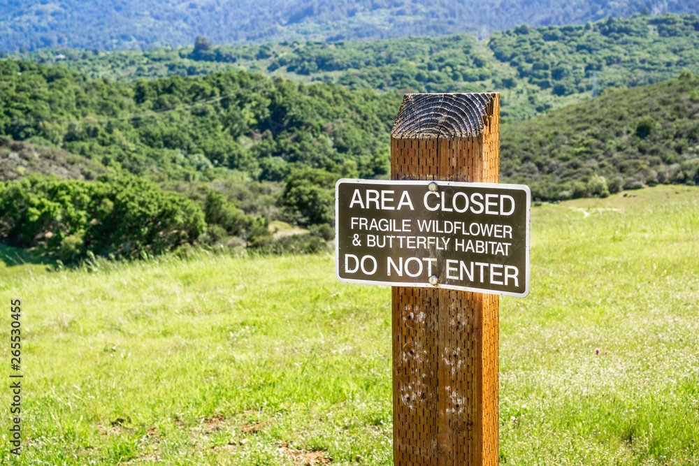 Φωτογραφία "Area closed Fragile Wildflower & Butterfly Habitat; Do Not Enter" sign posted o