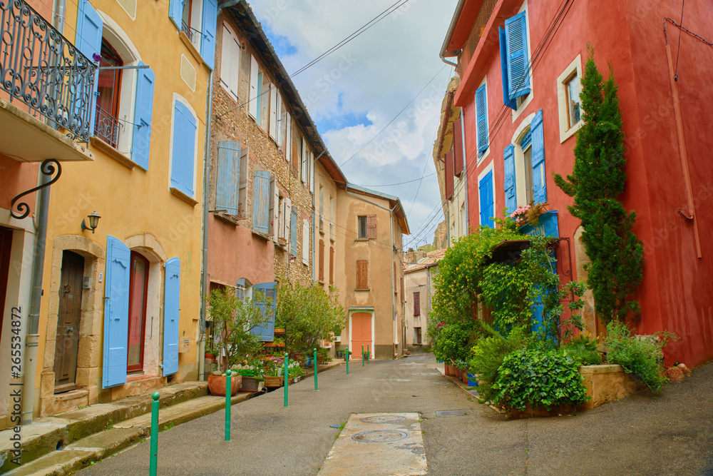 Maisons colorés dans une petite ruelle