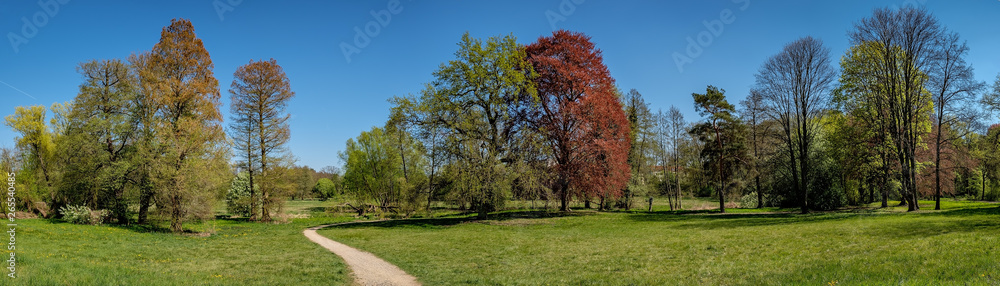 Gesamtkunstwerk Landschaftsgarten: Der Lenné-Park  in Dahlwitz bei Berlin im Frühling - Panorama aus 9 Einzelbildern