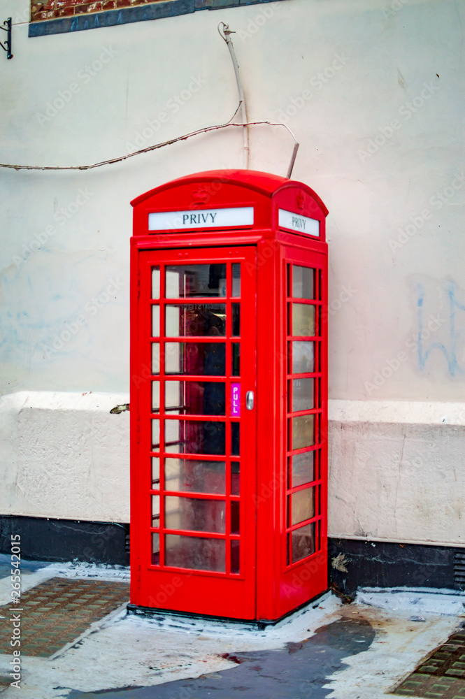 Fototapeta premium Canterbury red telephone booth with white background wall