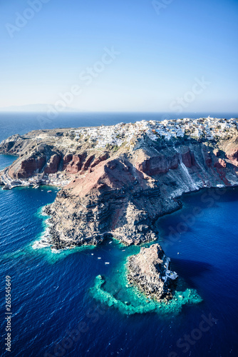 Aerial view of city built on rocky coastline, Oia, Egeo, Greece © Mint Images