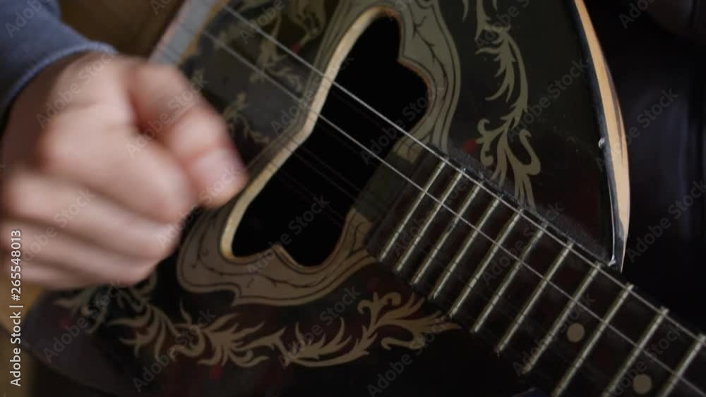 Mann spielt auf einer Griechische Bouzouki Mann spielt auf einer Griechische Bouzouki