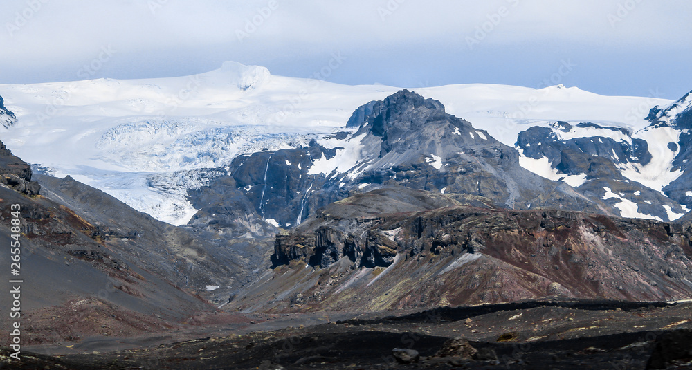 Obraz premium Icelandic landscape. Snowy mountain peak.
